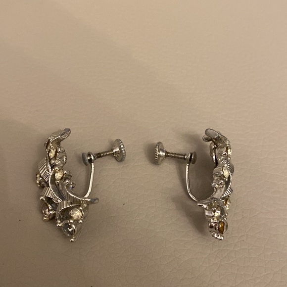 Vintage Coro Silver tone rhinestone screw back earrings - Picture 4 of 6